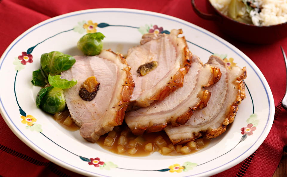 Schweinsbraten mit Dörrobstfülle und Birnensauce