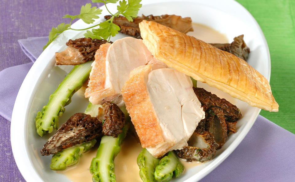 Spargel mit Hühnerbrustfilet und Morchelsauce • Rezept • GUSTO.AT
