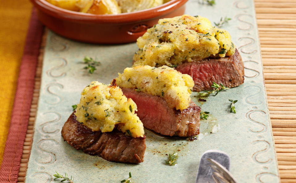 Hüferlsteak mit Kräuterkruste und Erdäpfel-Schalotten-Gratin