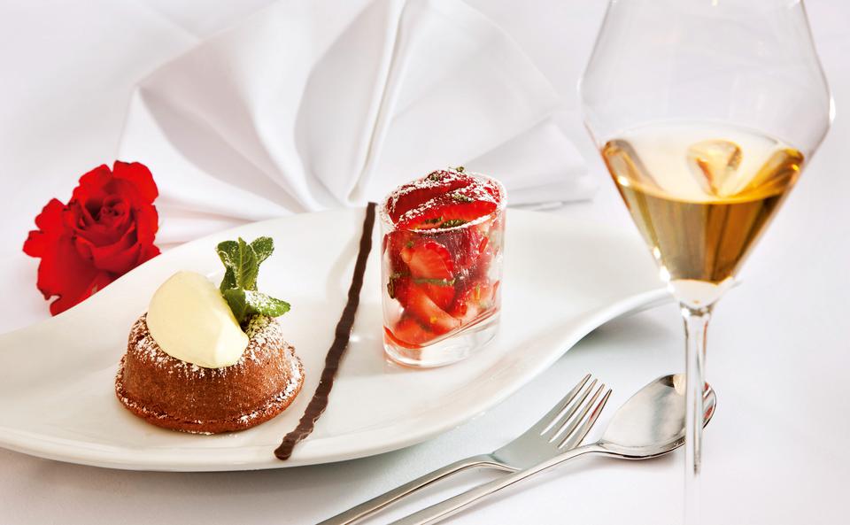 Schokolade-Savarin mit Erdbeeren und Pistazieneis