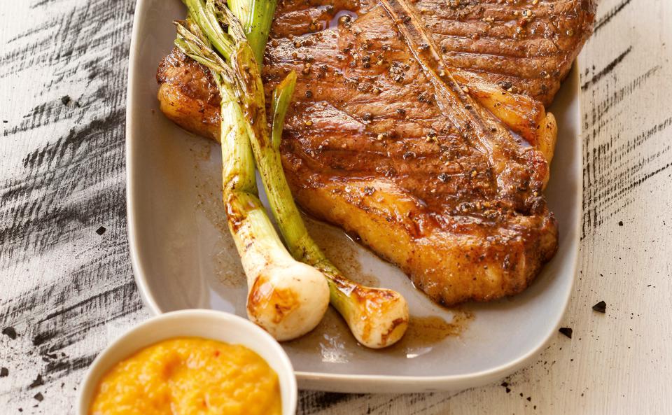 T-Bone Steak mit Mangodip und Blattsalat