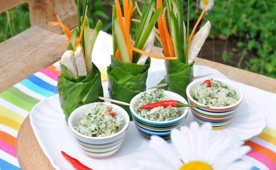 Salatröllchen mit Zitronen-Ingwer-Huhn und Kokos-Relish