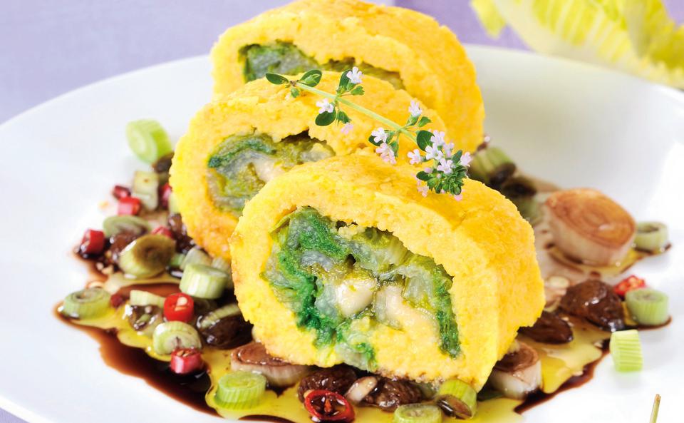 Kochsalatroulade mit Polenta und Rosinen-Chili-Marinade