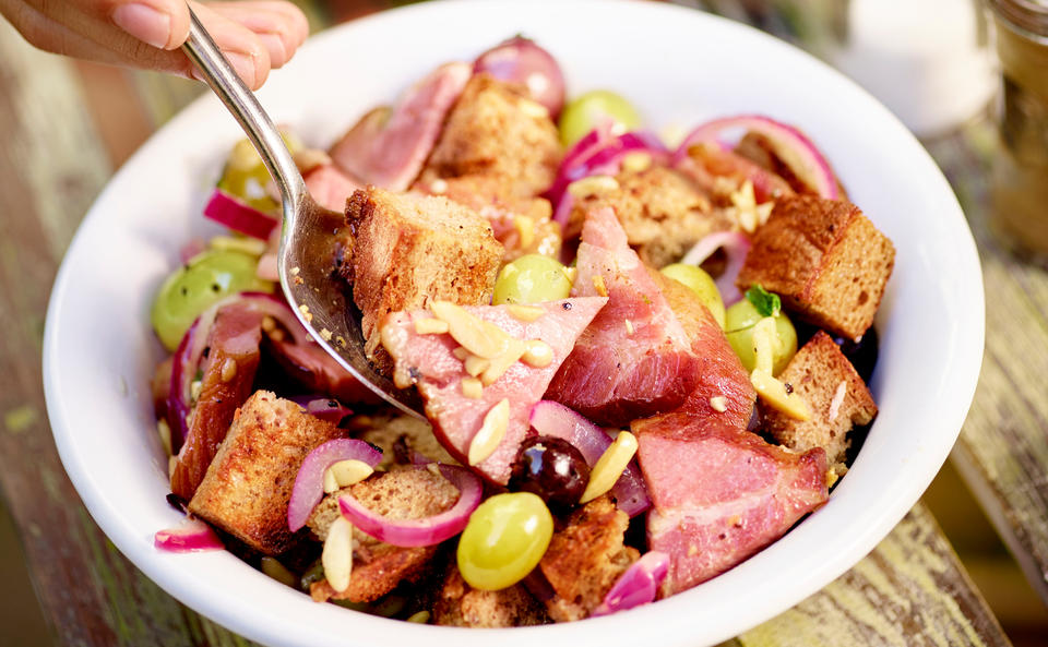 Brotsalat mit Selchfleisch