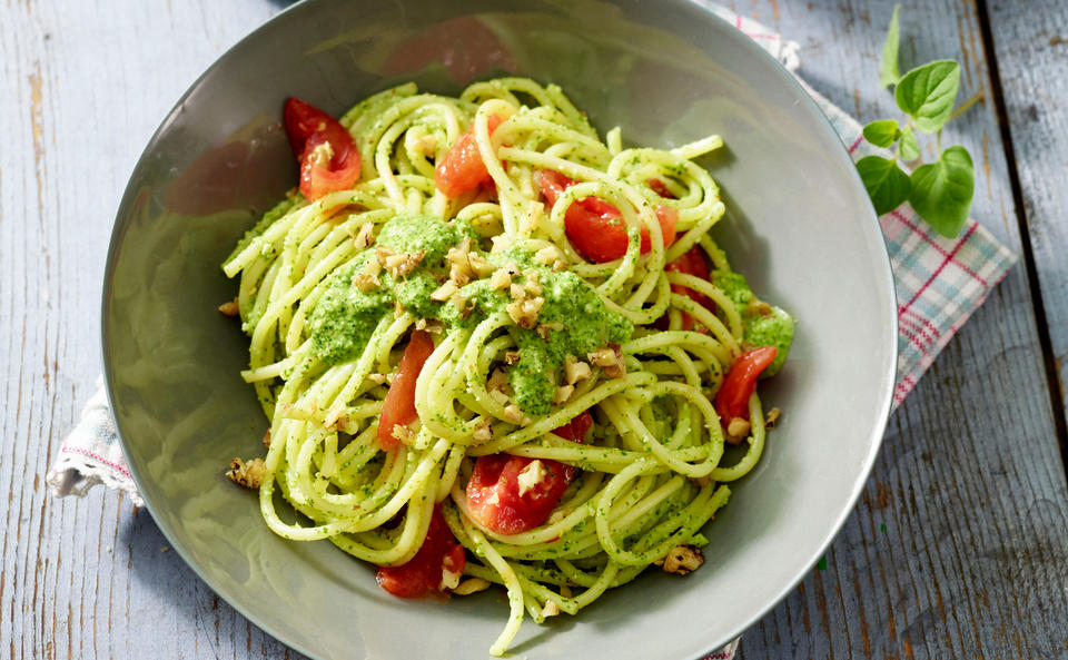 Paradeis-Spaghetti mit Walnuss-Basilikumpesto • Rezept • GUSTO.AT