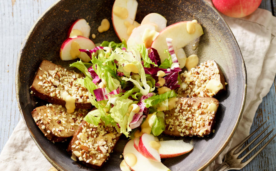 Mandel-Tofu mit Apfel und Salat