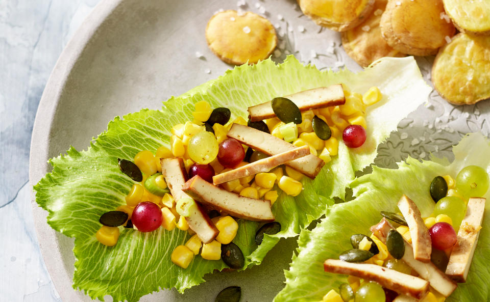 Mais-Trauben-Salat mit Gewürz-Tofu