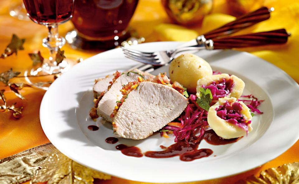 Pute mit Lebkuchenkruste und Erdäpfel Kraut Knödel