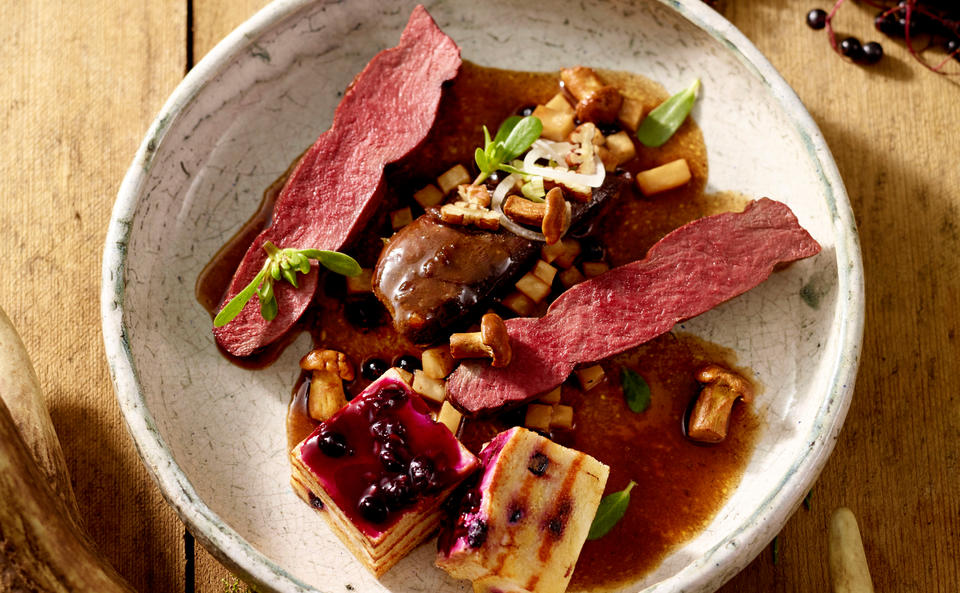 Zweierlei vom Hasen mit Holunder-Topfen-Schnitte