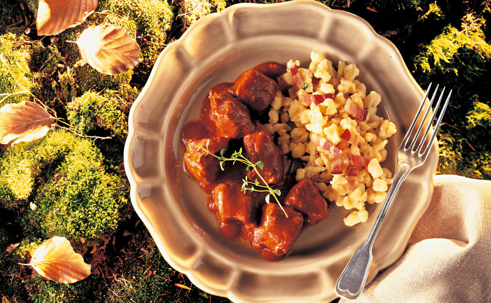 Wildschweingulasch mit Rahmspätzle