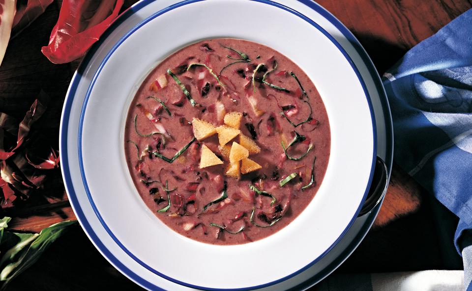 Radicchiosuppe mit Mangold und knusprigem Brot