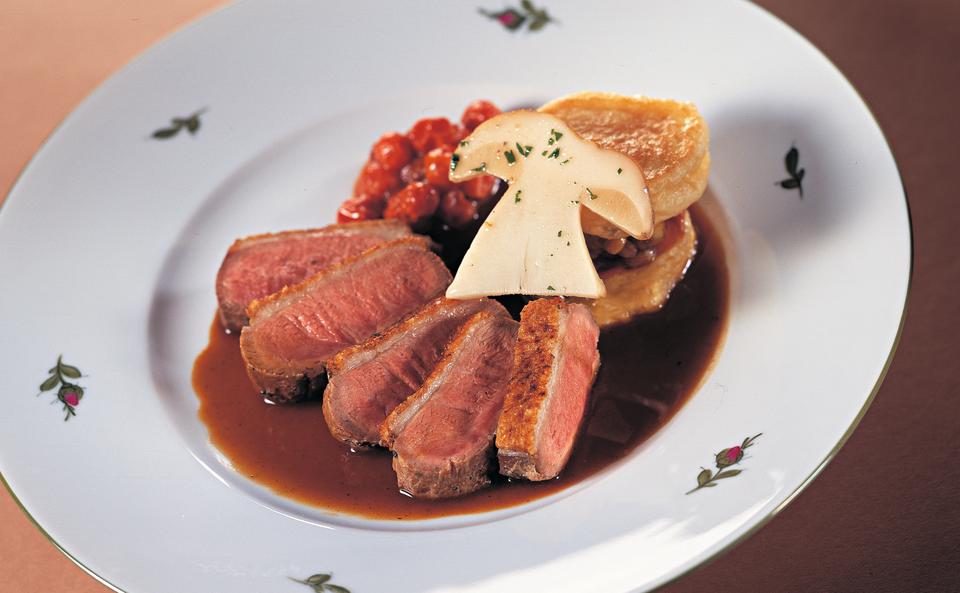 Entenbrust mit Pilz-Liwanzen und Vogelbeerkompott • Rezept • GUSTO.AT