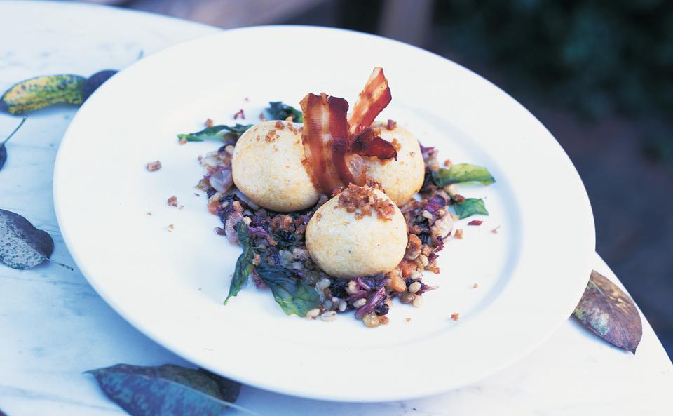 Polenta-Käseknödel mit Radicchio-Linsen-Gerstengemüse