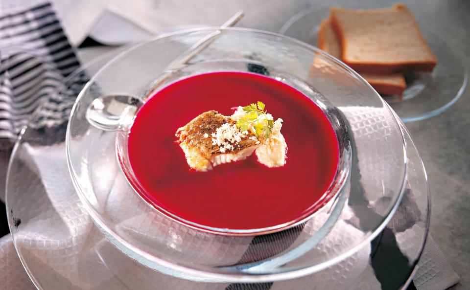 Rote Rübensuppe mit Zander und Krennockerln