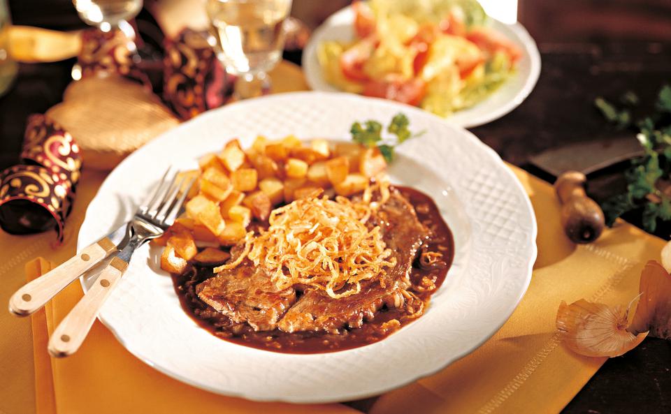 Zwiebelrostbraten mit Erdäpfeln und Paradeisersalat