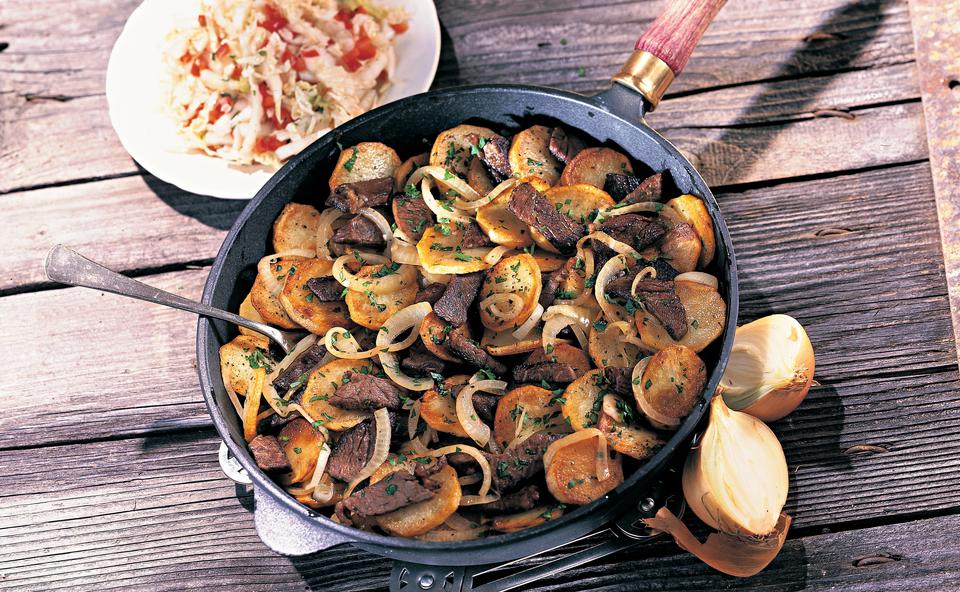 Tiroler Gröstl mit Chinakohlsalat • Rezept • GUSTO.AT