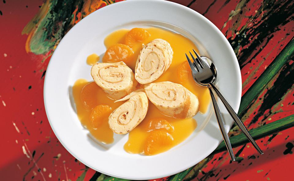 Palatschinken-Rouladen mit Vanillefülle und Orangen-Mandarinensauce