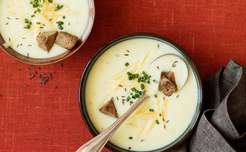 Zwiebel-Erdäpfelsuppe mit Käse