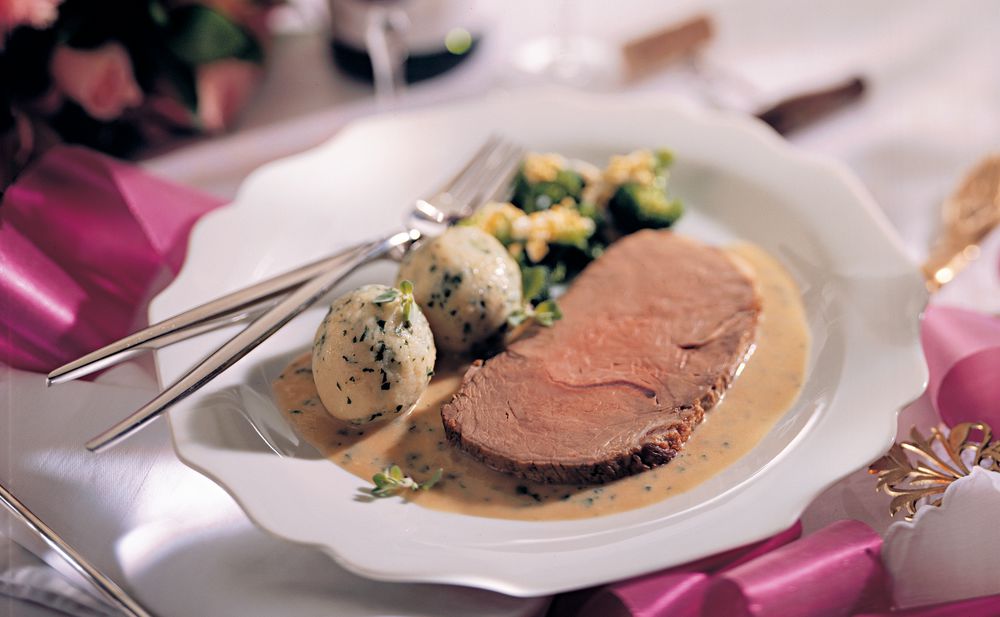 Hüferscherzel mit Gemüse-Rahmsauce und Kräuter-Knöderln • Rezept