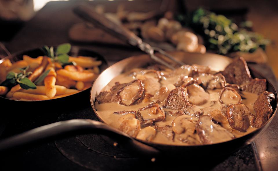 Rindsfiletscheiben mit Schwammerlsauce und gebratenen Erdäpfelnudeln