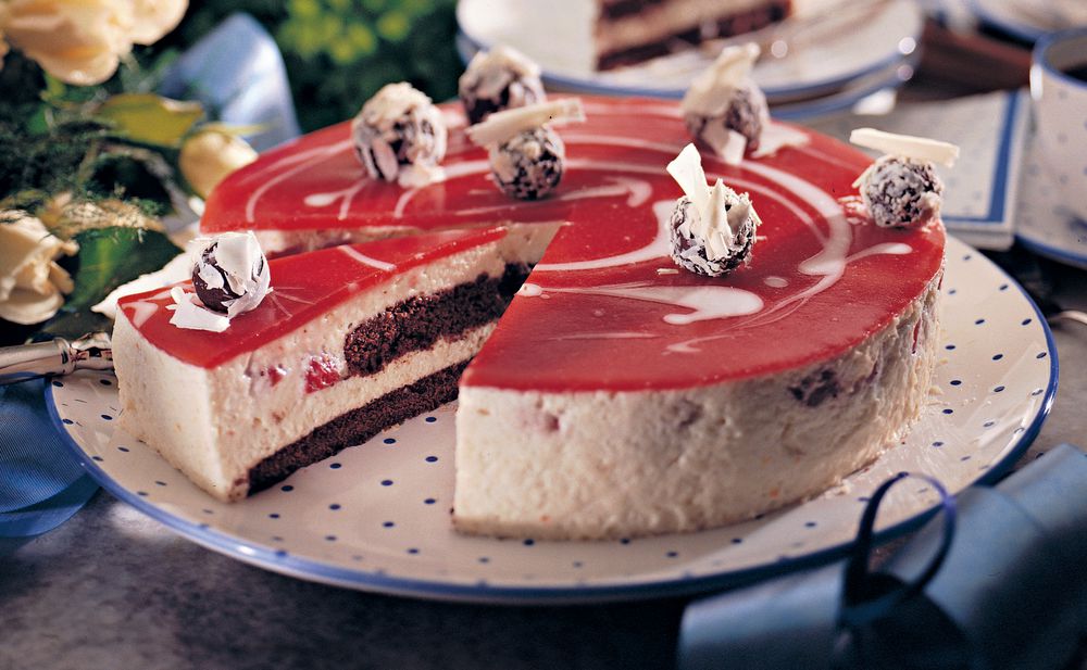 Erdbeer-Grieß-Torte • Rezept • GUSTO.AT