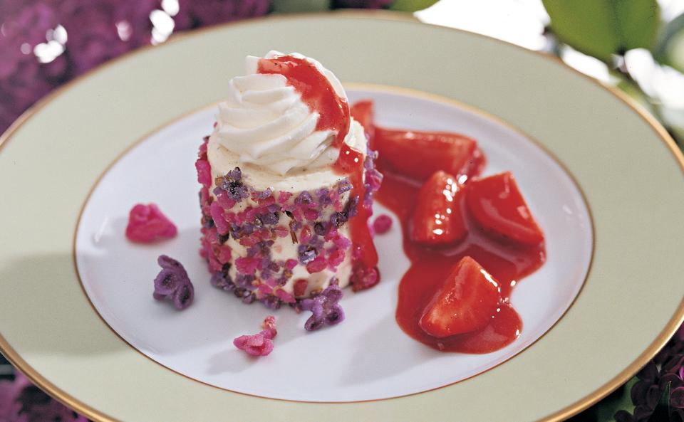 Vanille-Mandeltörtchen mit kandiertem Flieder • Rezept • GUSTO.AT
