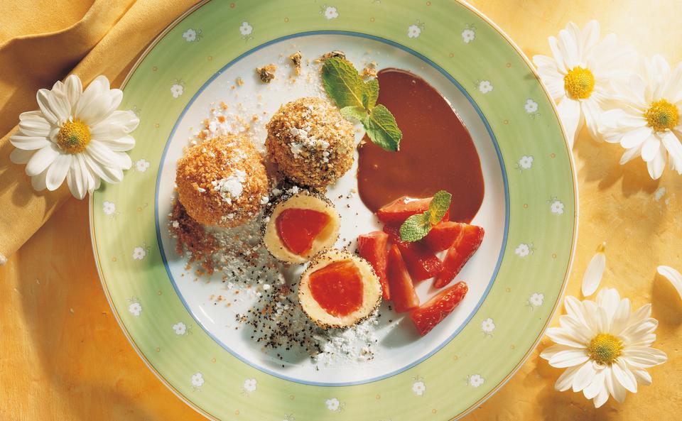 Erdbeerknödel mit Erdbeerragout und Schokolade-Nougatsauce