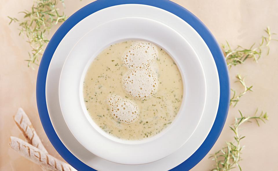 Bohnenkrautsuppe mit Roggenbrotstangerln