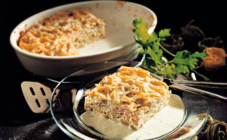 Bunter Nudelauflauf mit Lachsstreifen • Rezept • GUSTO.AT