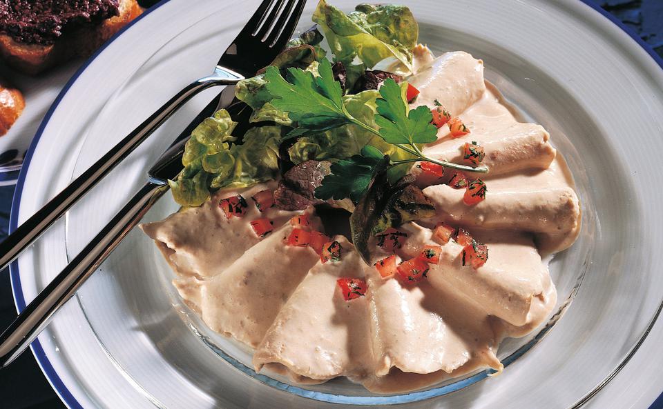 Vitello tonnato: Kalbfleisch mit Thunfischsauce und Oliven-Crostini