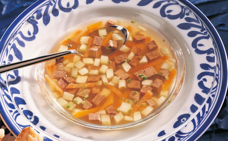 Geeiste Rindsuppe mit Madeira und Gemüse