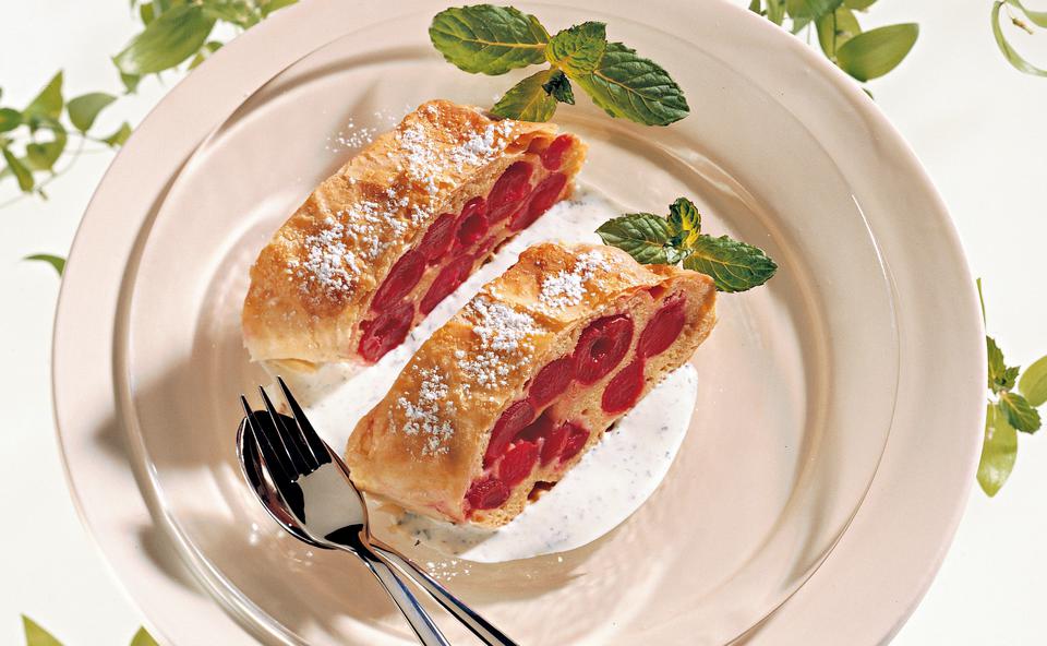 Kirschenstrudel mit Minzesauce