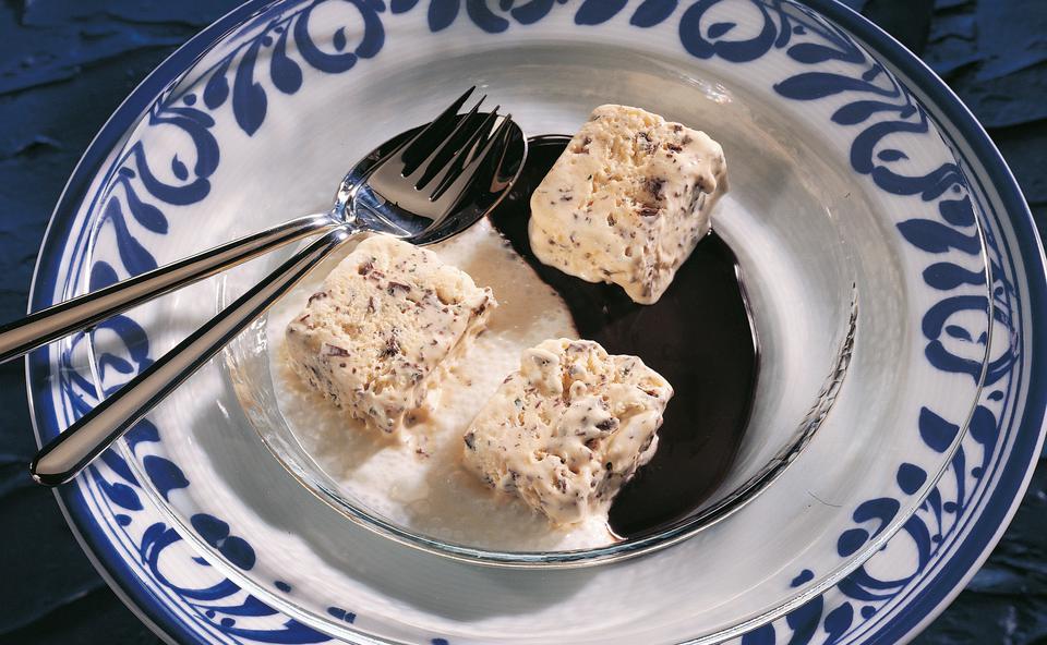 Minze-Joghurtparfait mit Schokoladestücken