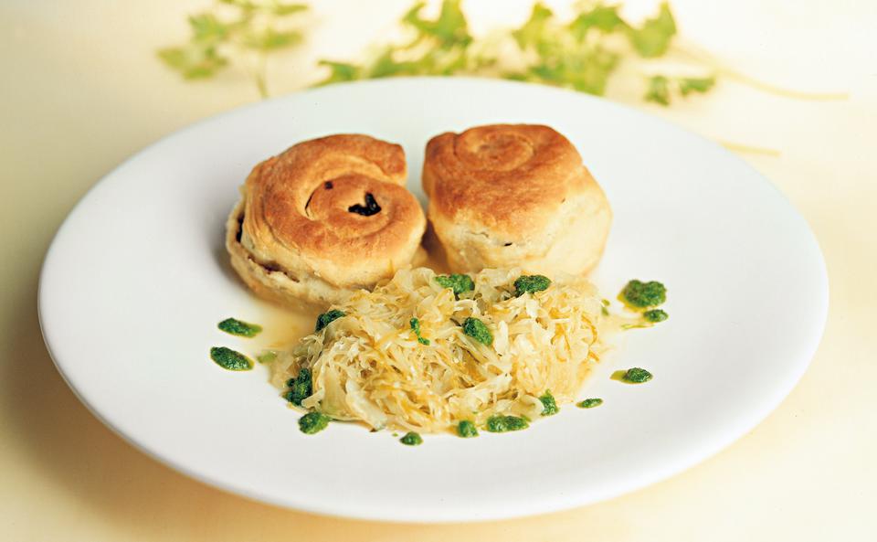 Blunzenschnecken mit Petersilpesto und Rieslingkraut