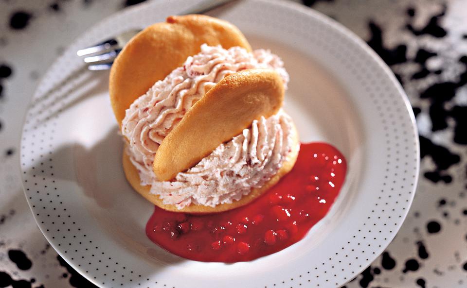 Biskuittörtchen mit Preiselbeercreme • Rezept • GUSTO.AT