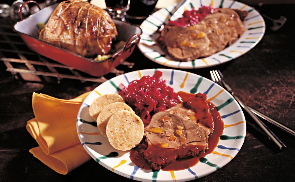 Gespickter Wildschweinbraten mit Rotkraut • Rezept • GUSTO.AT