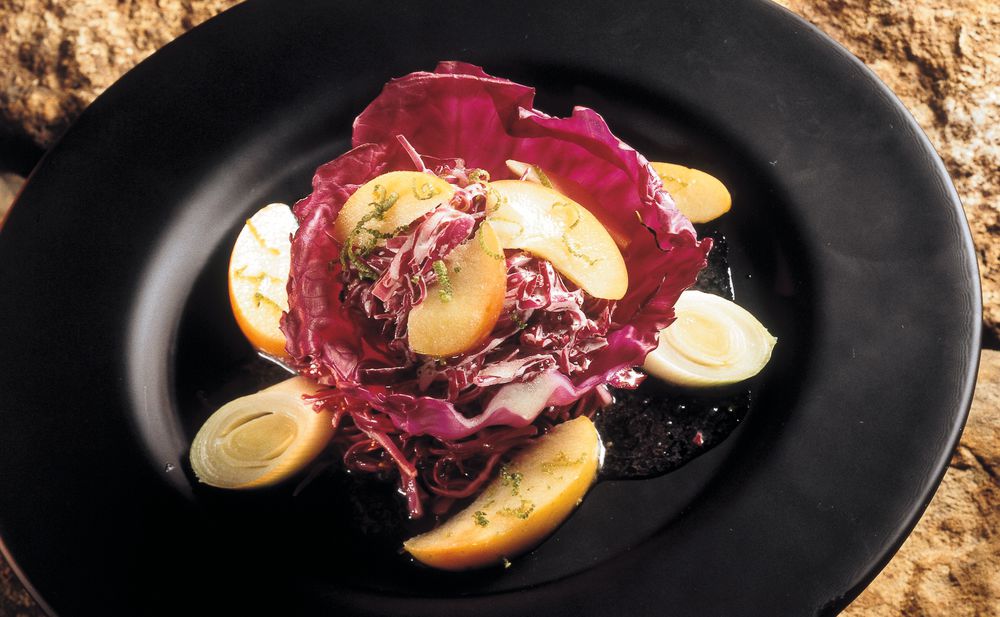 Rotkrautsalat mit gedünsteten Äpfeln • Rezept • GUSTO.AT