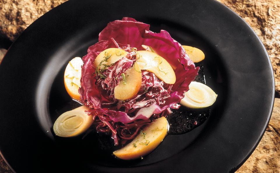 Rotkrautsalat mit gedünsteten Äpfeln • Rezept • GUSTO.AT