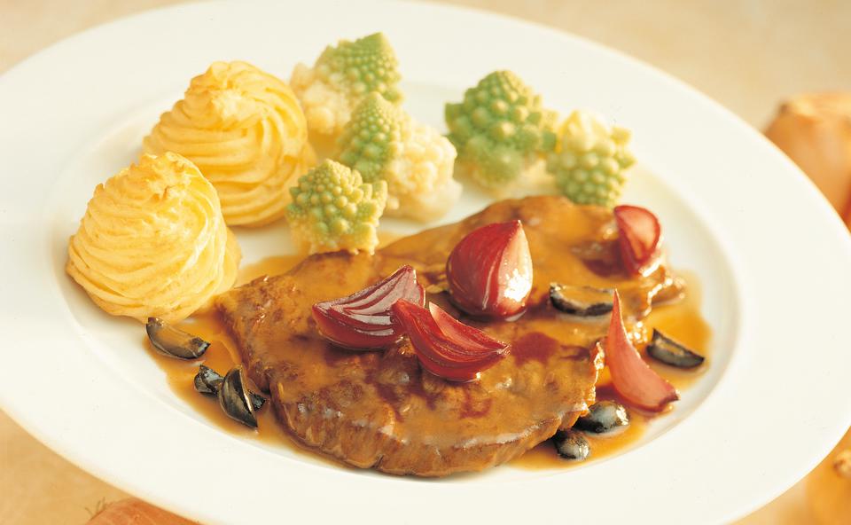 Gedünstete Rindsschnitzel mit Rotwein-Schalotten, Erdäpfel-Krapferln und Romanesco in Butter