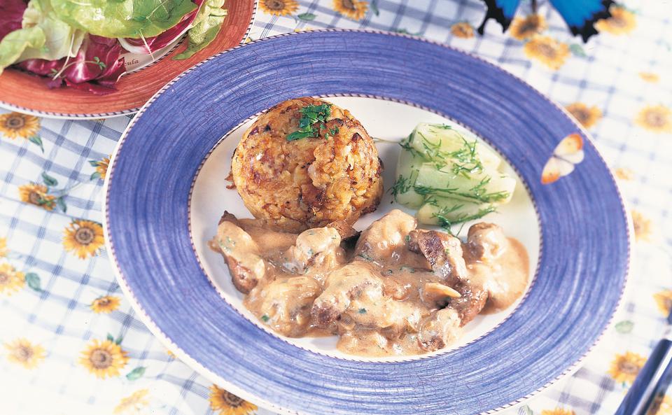 Geröstete Kalbsleber mit Erdäpfelschmarren, Gurkengemüse und Blattsalat