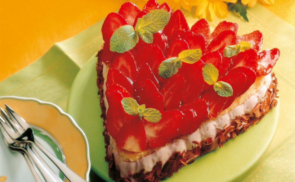 Biskuit-Herz mit Rhabarbercreme • Rezept • GUSTO.AT