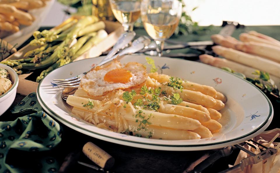 Spargel auf Schweizer Art mit Petersilerdäpfeln