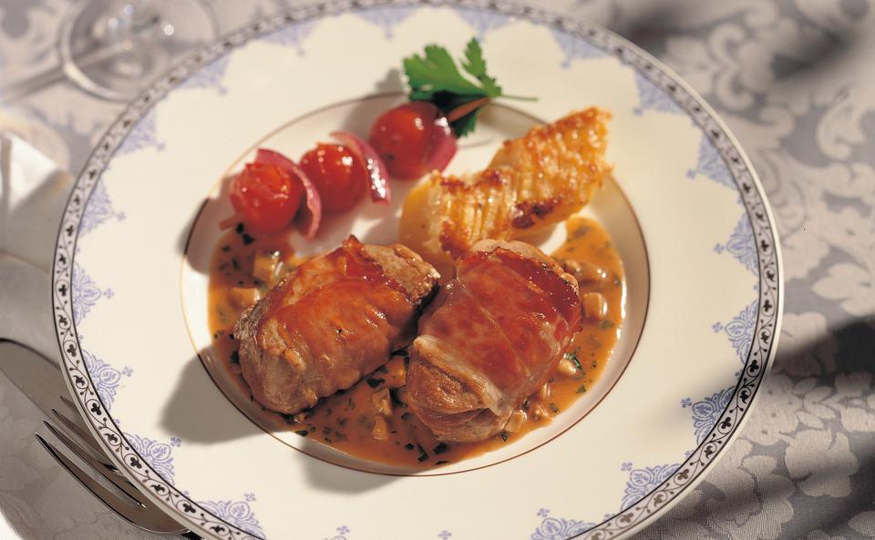 Schweinsmedaillons mit Rohschinken mit Paradeiser-Zwiebel-Spießchen