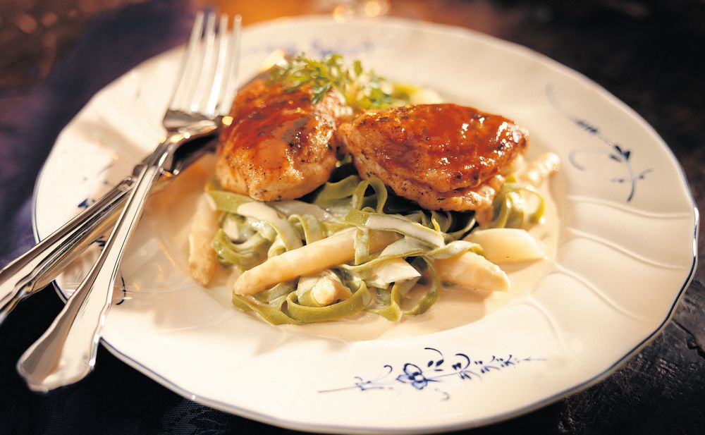 Putenschnitzel mit Mozzarella-Paradeiser-Fülle und Spargel-Rahmnudeln