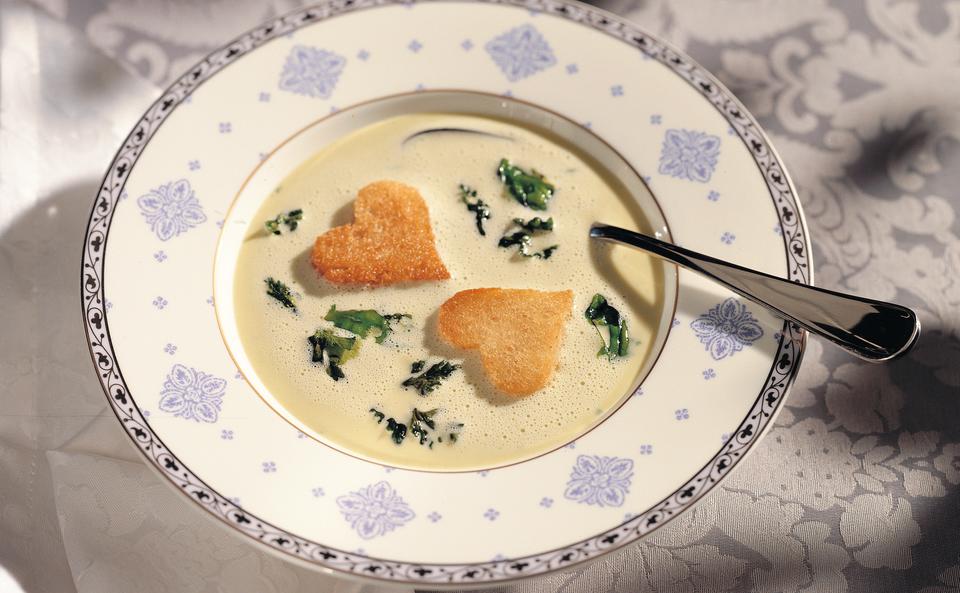 Kräutersuppe mit Brotherzen