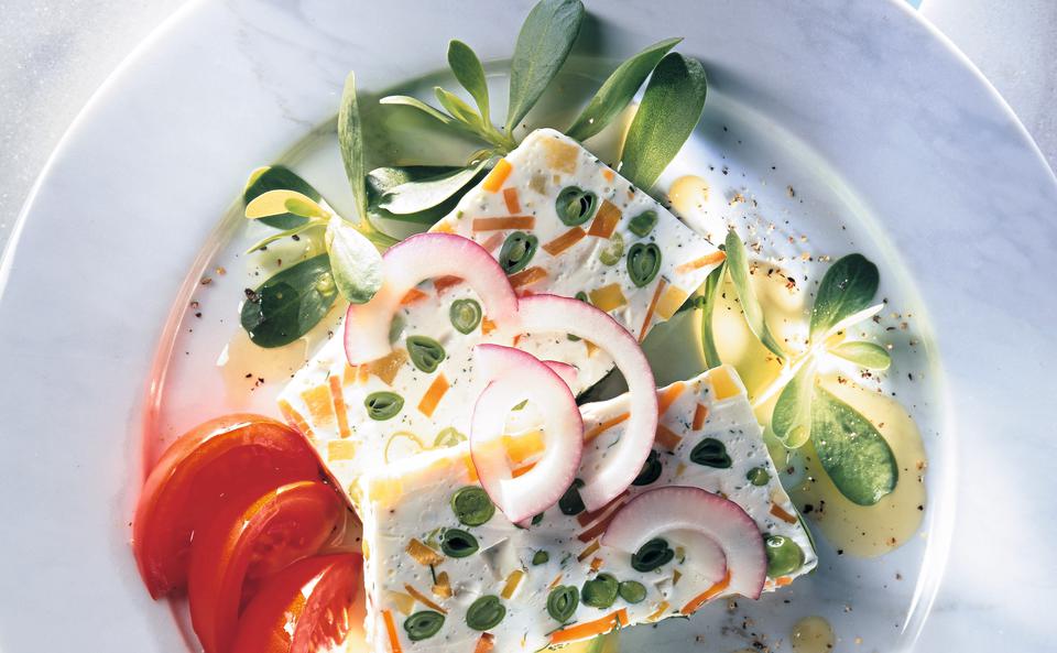 Gemüse-Joghurt-Terrine mit Vogerl-Paradeiser-Salat