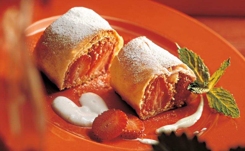 Erdbeerstrudel mit Sauerrahm-Schaum