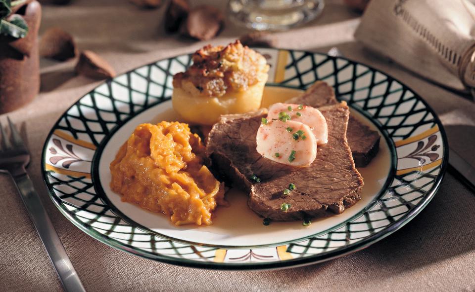 Gekochtes Rindfleisch mit Mark, Grammel-Erdäpfeln und Paprikakürbis