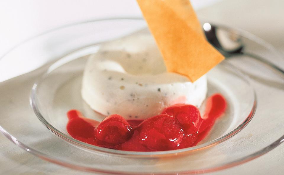 Zitronen-Thymian-Creme mit Himbeeren