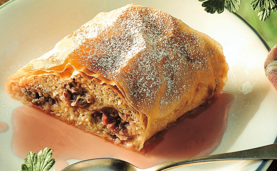 Stachelbeerstrudel mit selbstgemachtem Strudelteig